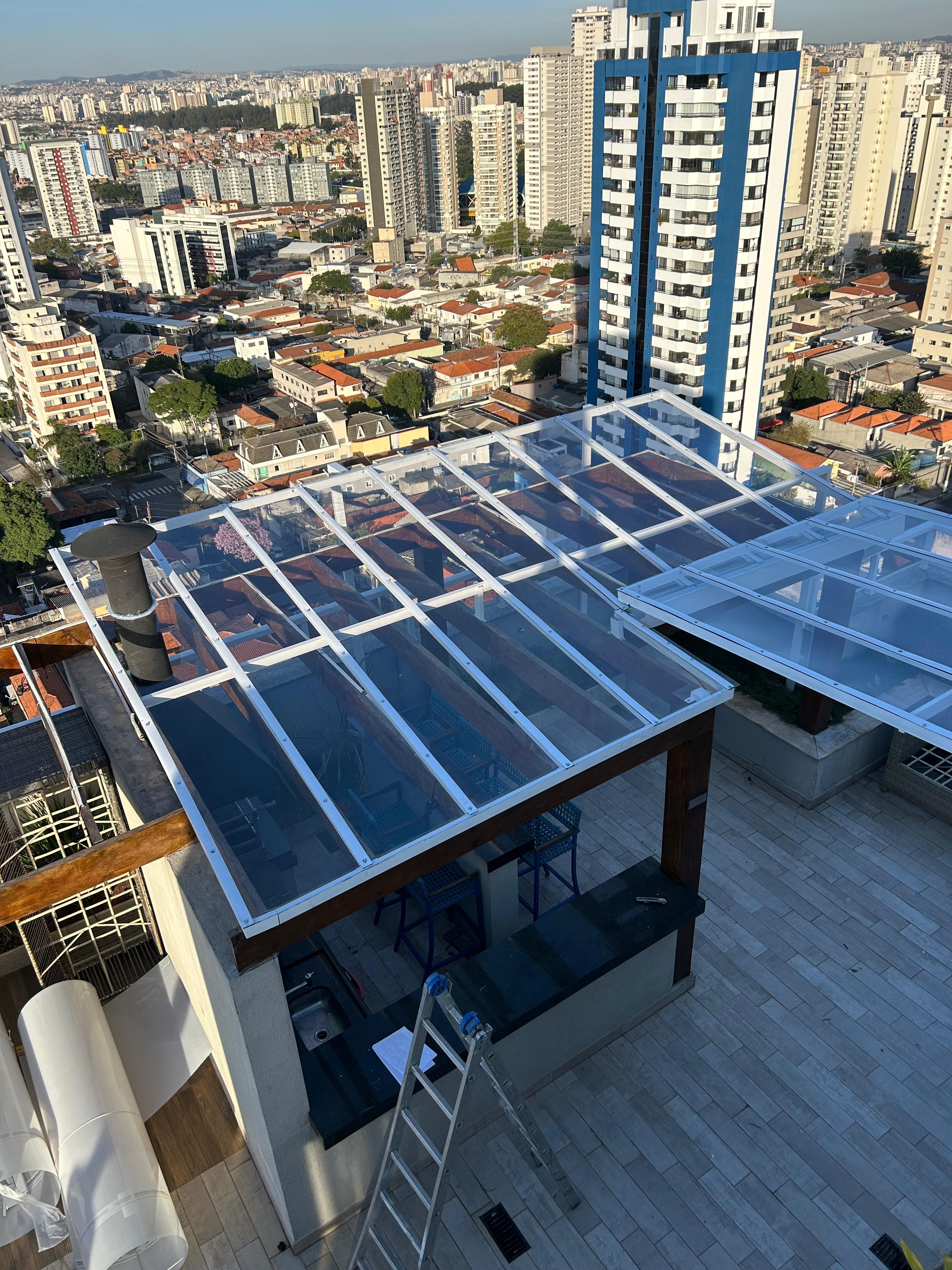 Cobertura abre e fecha em terraço com vista panorâmica de São Paulo