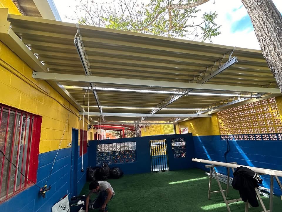Cobertura abre e fecha instalada em estabelecimento comercial