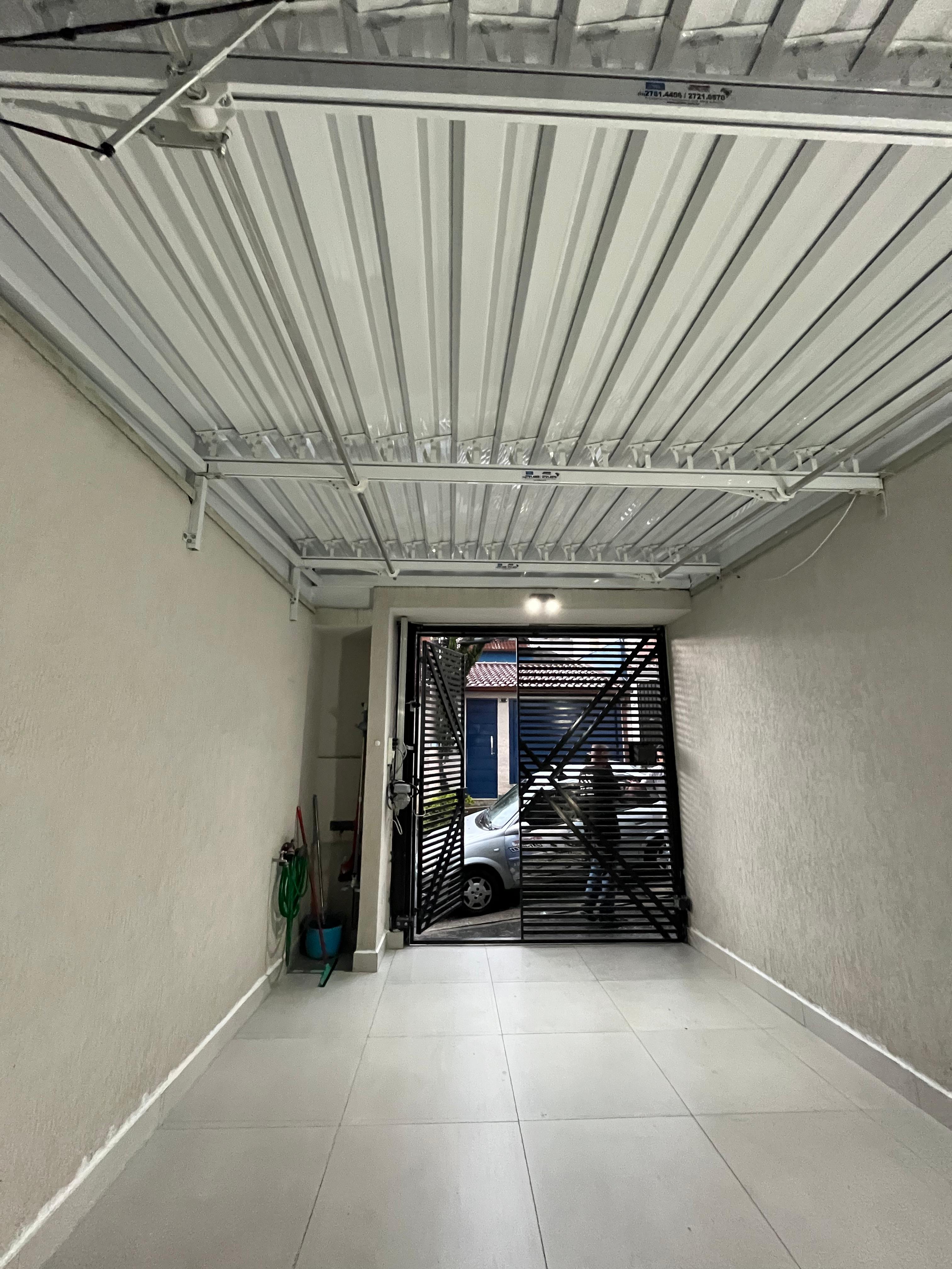 Cobertura retrátil em garagem residencial